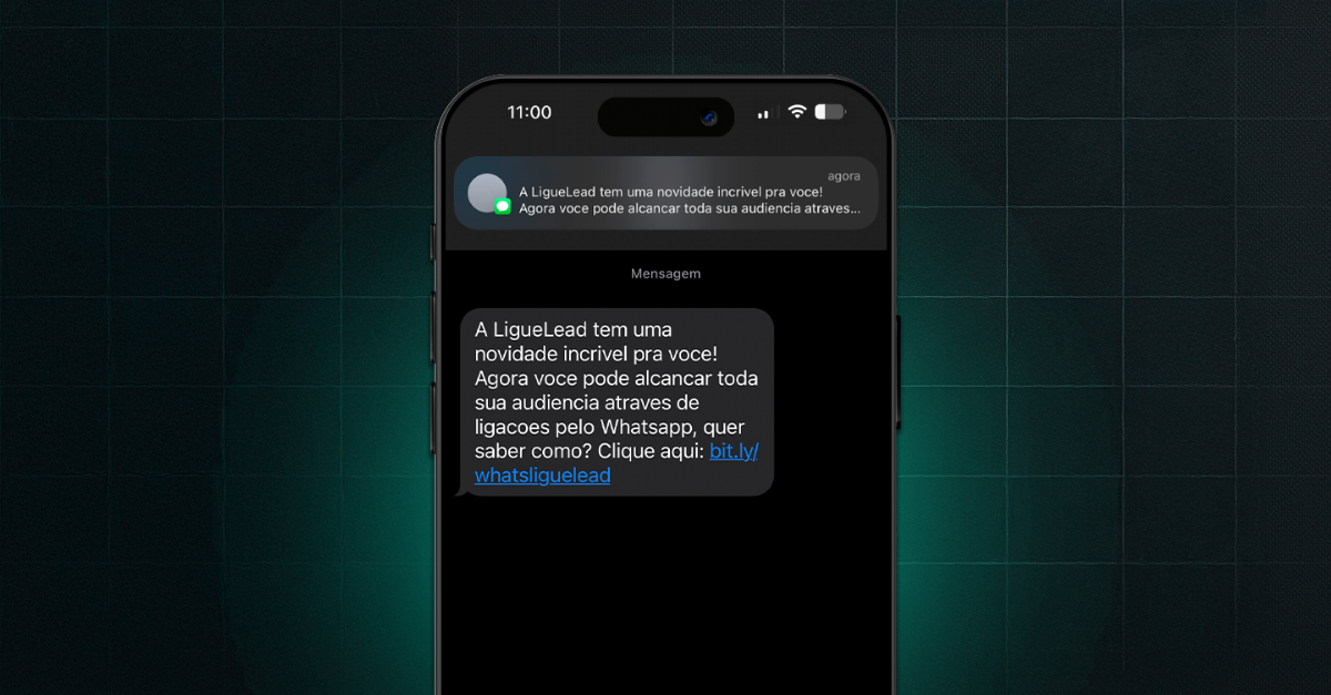 Imagem de um smartphone mostrando mensagem do WhatsApp sobre nova funcionalidade de alcançar audiência via SMS pela plataforma LigueLead.